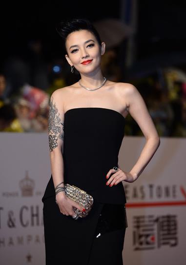 窦靖童再添死亡风纹身！扒扒娱乐圈纹身上瘾的10大明星(6)