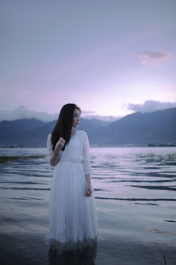 孟璐随风轻扬曝七夕清新大片(3)
