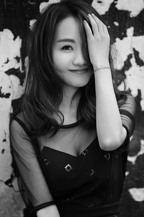 杨蓉透视小露酥胸复古写真曝光(2)