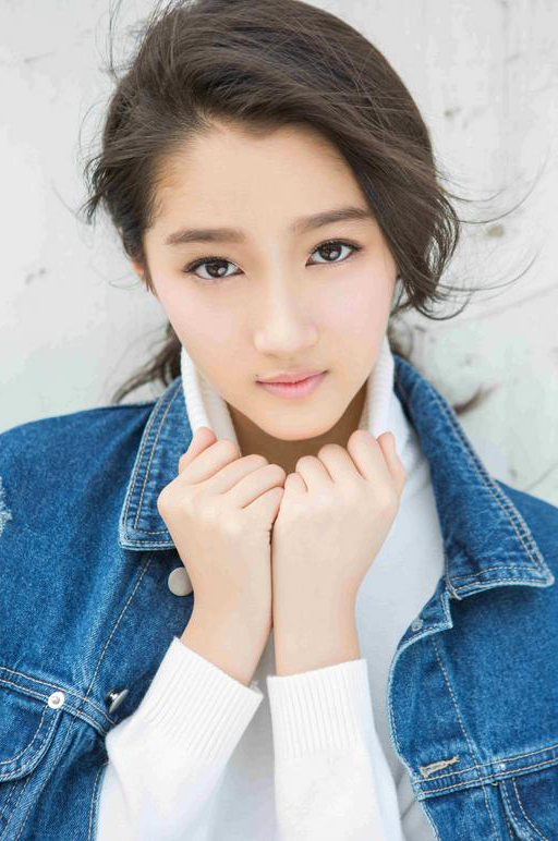 关晓彤领衔95后女星都鲜嫩时尚,为何最小谋女郎林妙可17岁像大妈