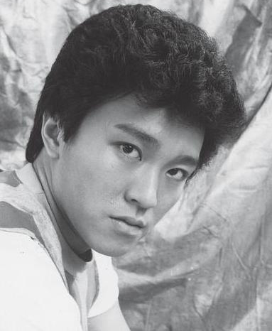 天真岁月不忍欺！周星驰罕见童年萌照及年轻青涩照曝光(7)