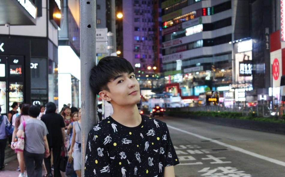 赵阵雨型男风尚展现入夜街头拍摄写真(3)