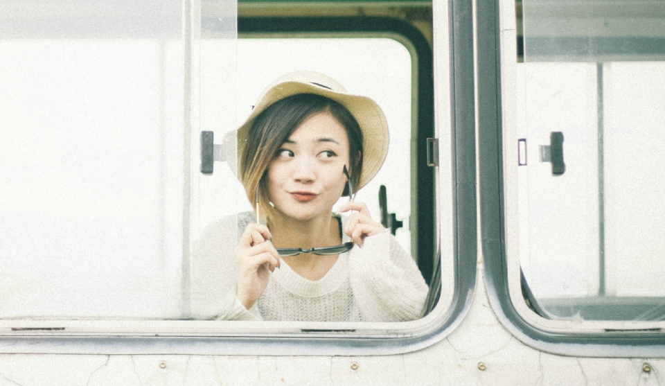 深秋田野内的气质美女温柔写真(4)