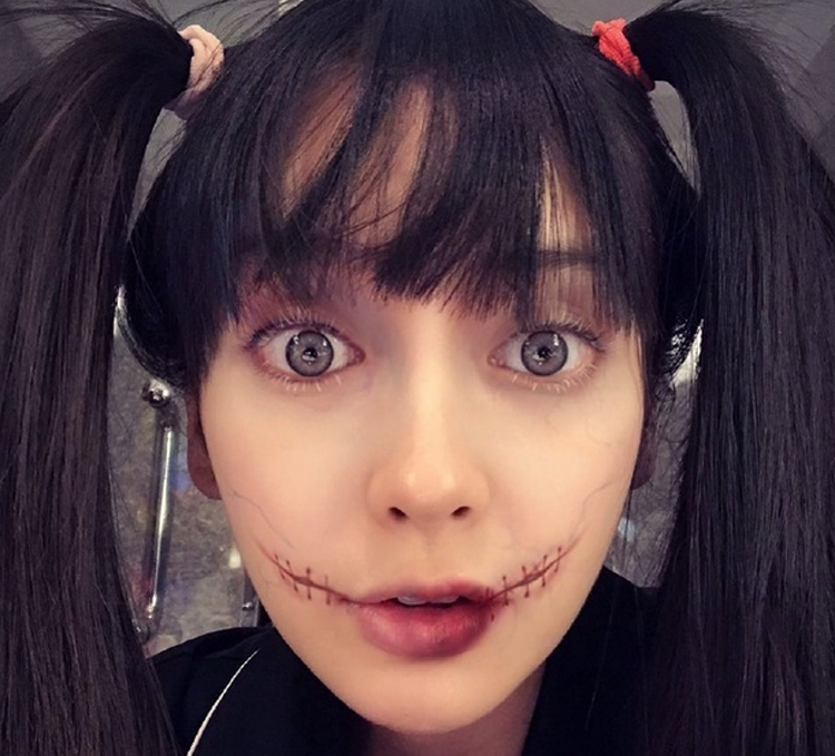 Angelababy晒万圣节妆容扎双马尾似哥特少女(4)