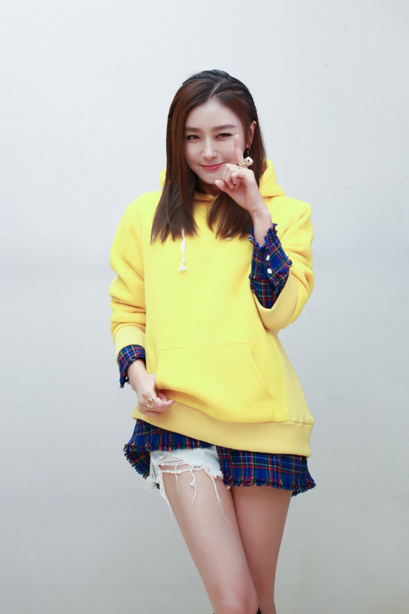 秦岚出席活动长腿抢镜美照曝光(2)