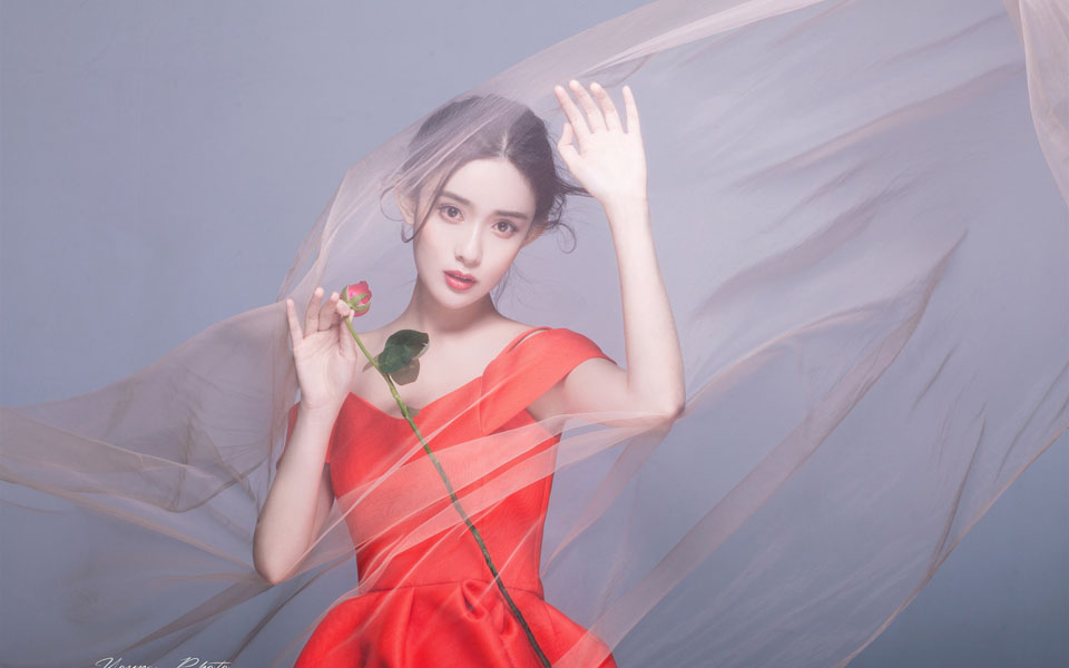 95后女星孟子义红裙大片(4)