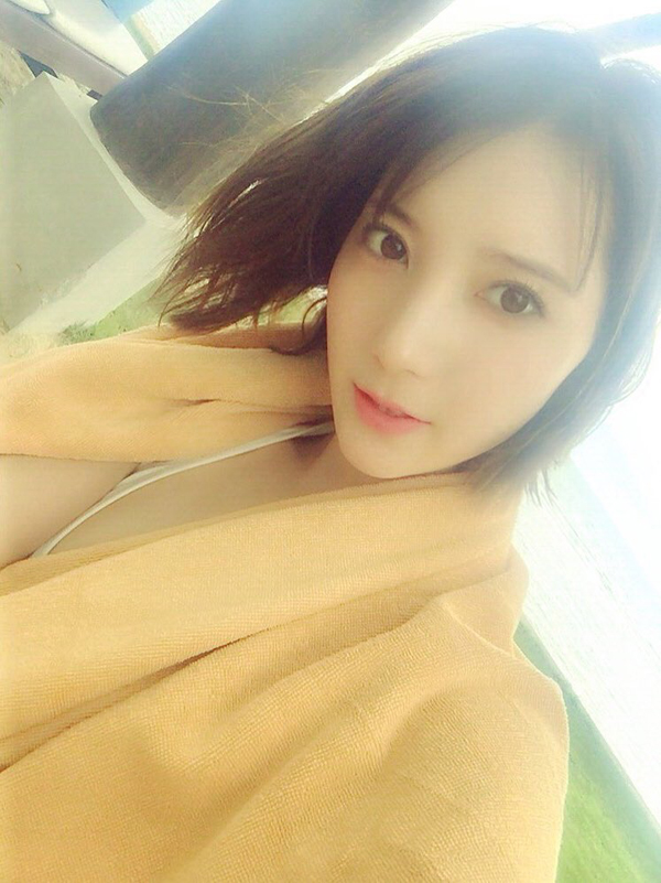 堀见月短发美人迷人生活照(3)