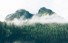 云雾环绕山峰自然美景电脑壁纸