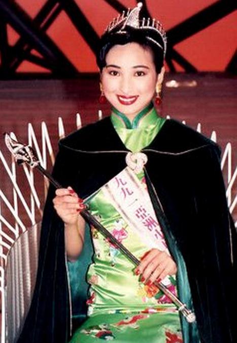 她是亚姐冠军，50岁发性感写真，51岁再婚嫁小20岁富二代(2)