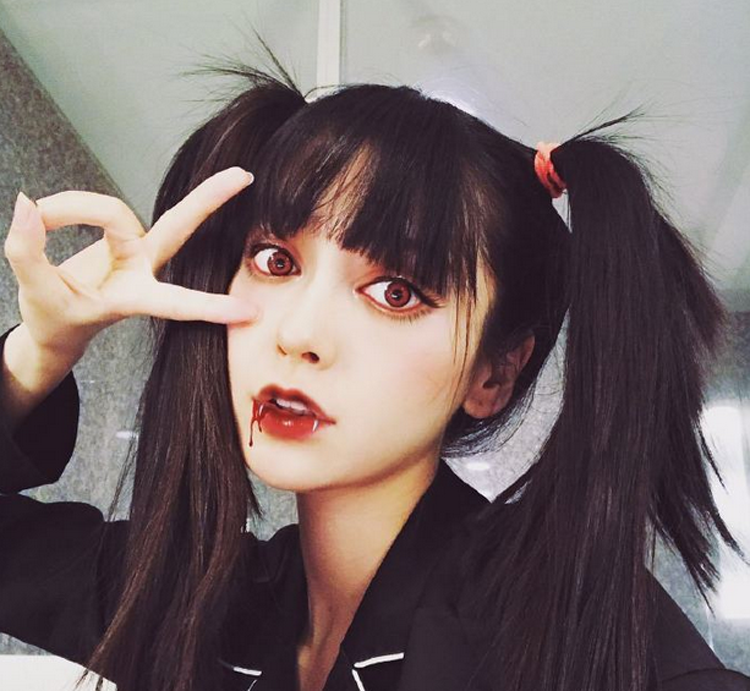 Angelababy晒万圣节妆容扎双马尾似哥特少女(5)