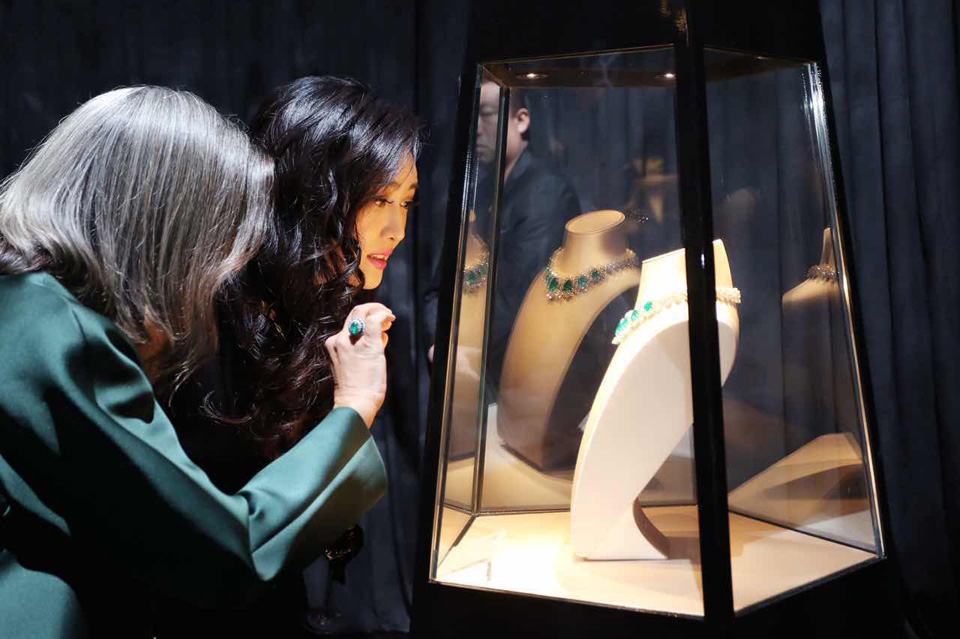 孟广美着黑色礼裙现身展露长腿(4)