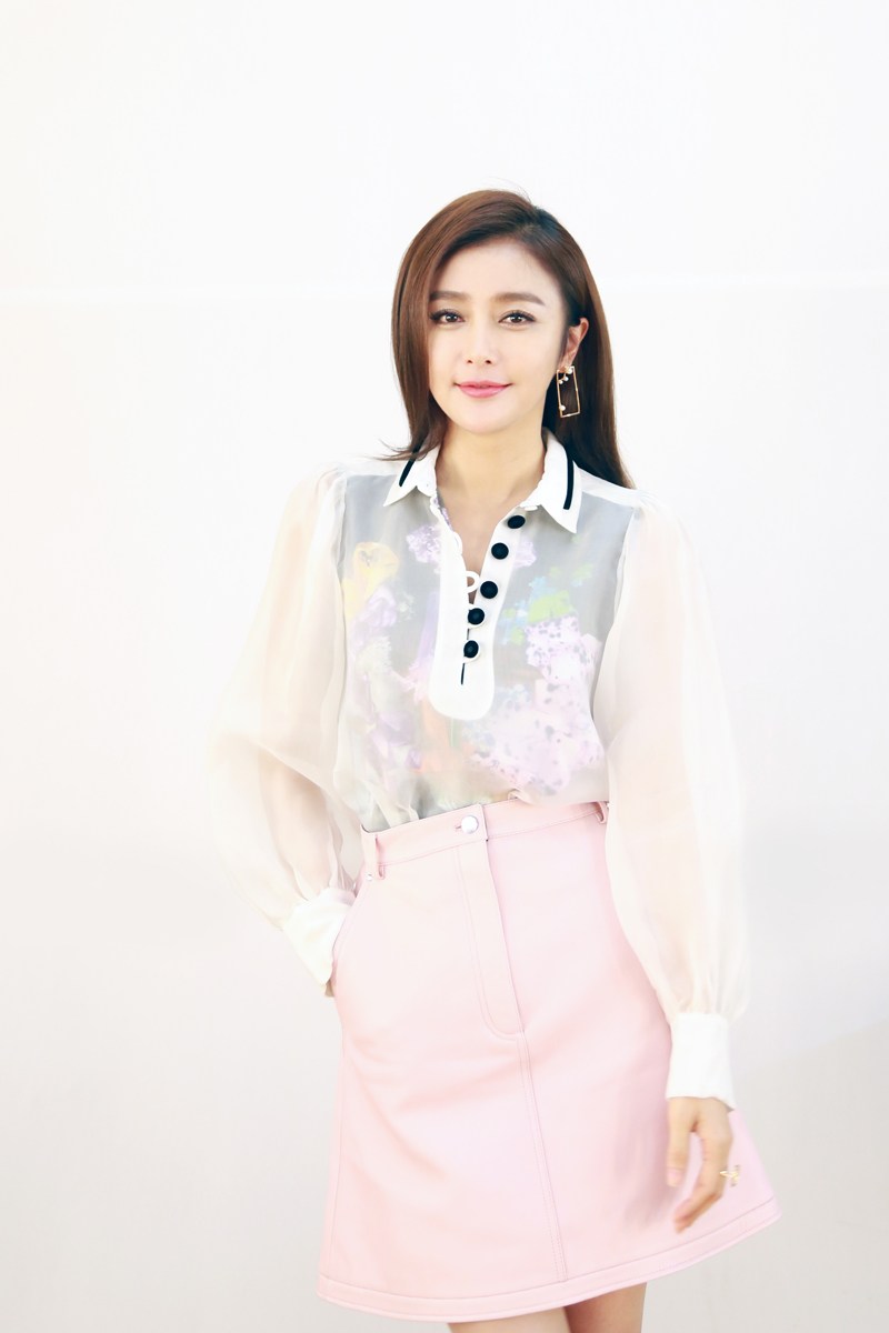 秦岚出席活动长腿抢镜美照曝光(4)