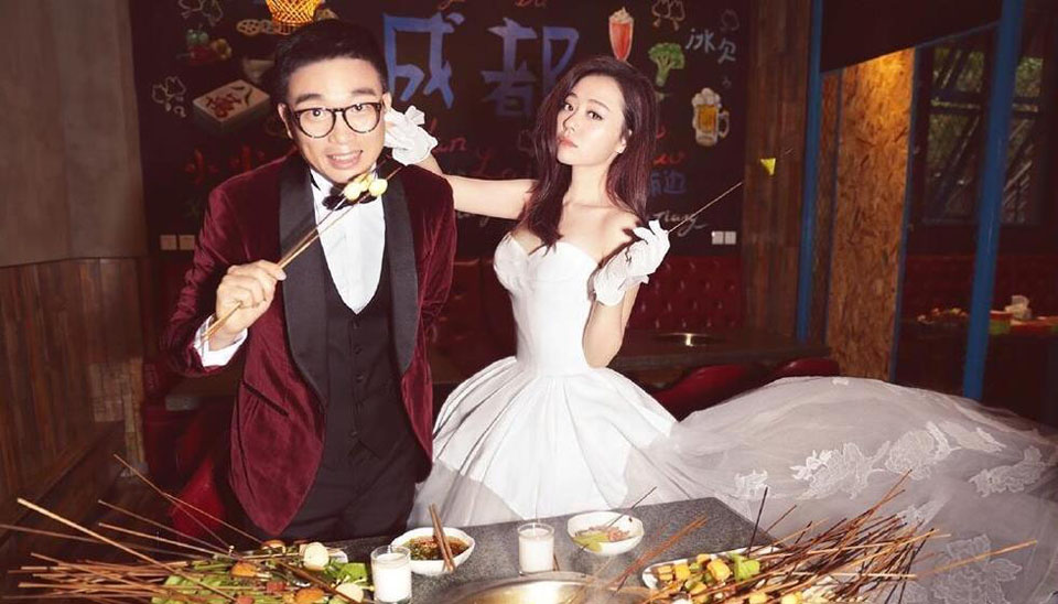 张靓颖冯轲婚纱照曝光吃串串香砌长城(3)