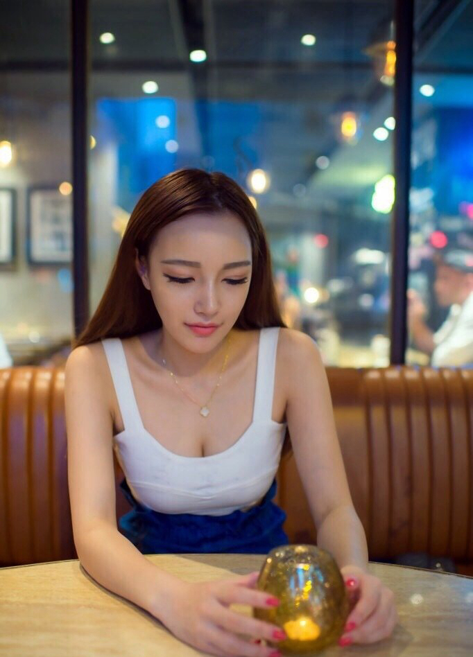 吴婕妤性感妖娆美胸美照(2)
