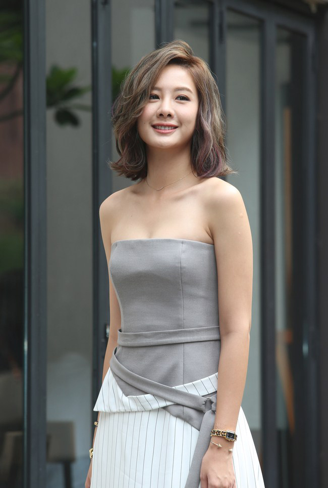 “宅男女神”安心亚频撩发挤乳沟显性感(2)