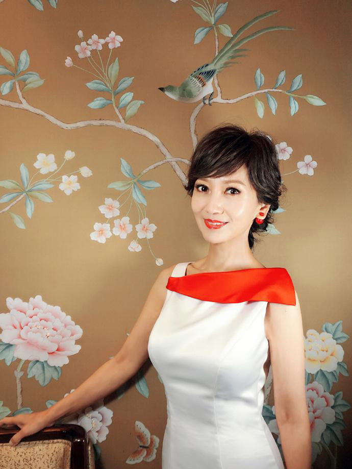 赵雅芝穿白裙优雅大方超高开叉大秀美腿(3)