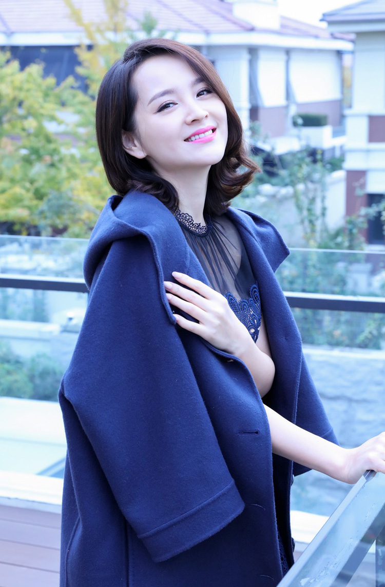 邓莎小露香肩写真美图曝光(3)