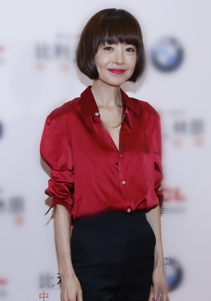 鲁豫着低领衬衫现身锁骨若隐若现(2)