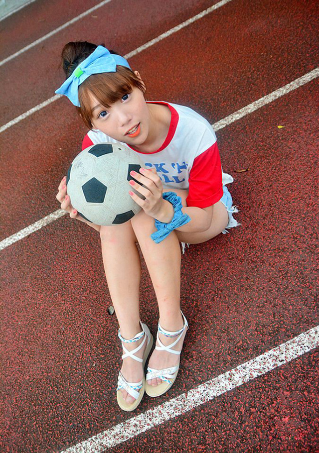 吕家伶校园风轻俏阳光可人写真(2)