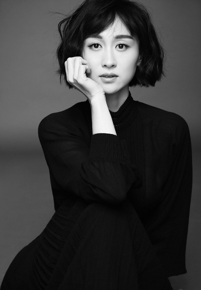 练束梅复古优雅曝黑白写真(2)