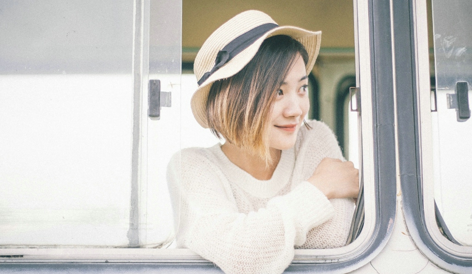 深秋田野内的气质美女温柔写真(2)