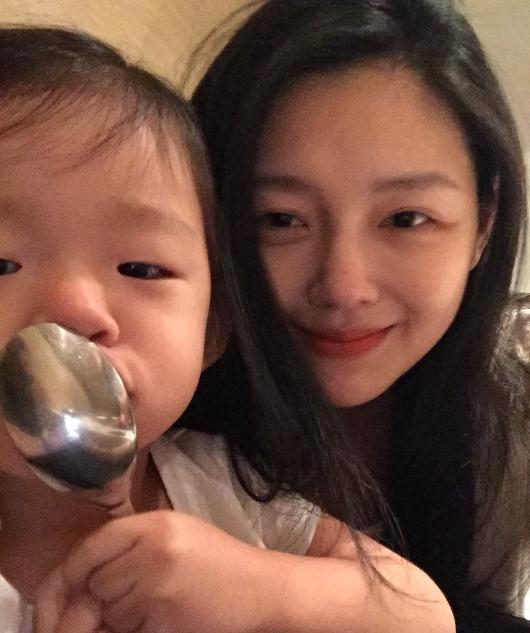 章子怡女儿醒醒领衔娱乐圈10大霸屏的新萌娃(4)