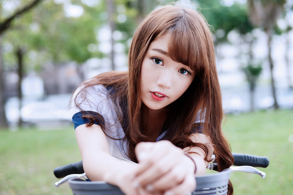 吕家伶校园风轻俏阳光可人写真(4)