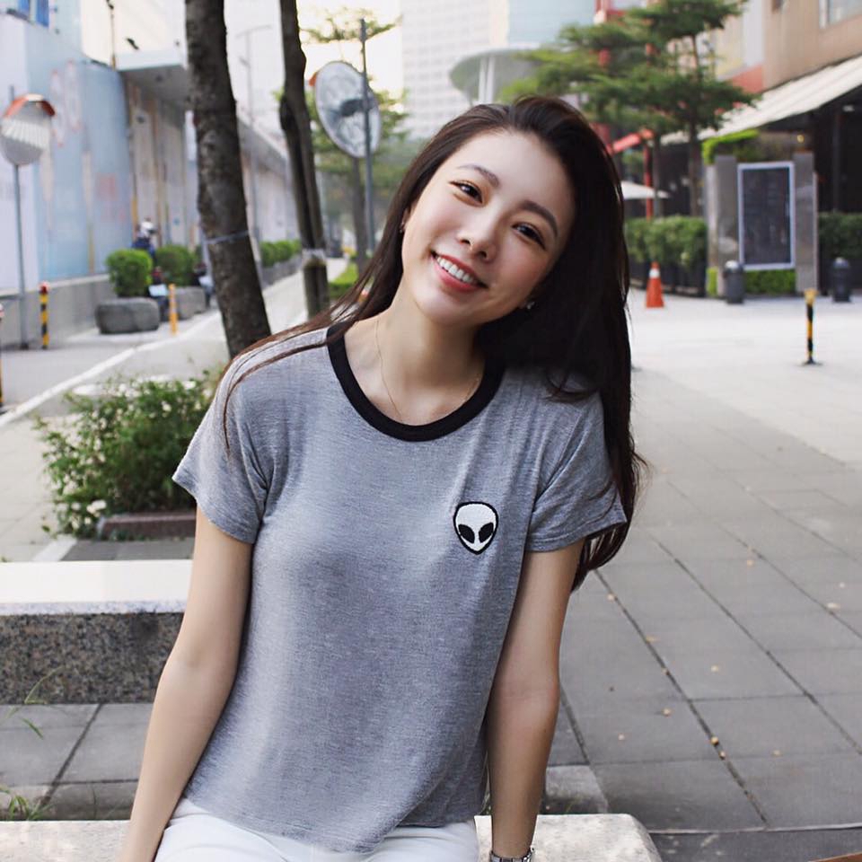邵岱儿好身材户外美腿时髦秀(3)