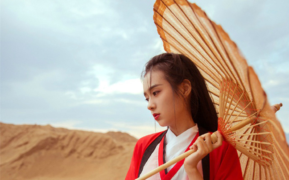 郑合惠子红色迷人着装神似才彩霞仙子(2)