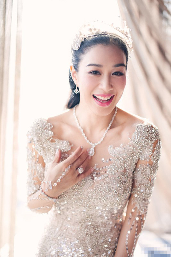 新娘子钟丽缇穿奢华婚纱秀钻戒(2)