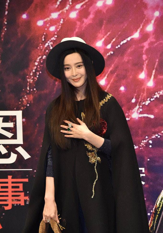 范冰冰斗篷装再现女王气场(4)