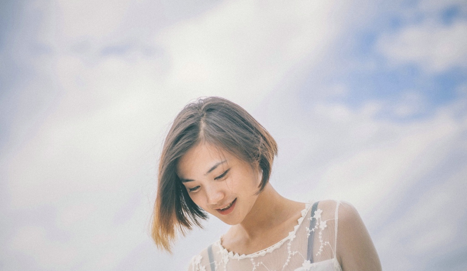 深秋田野内的气质美女温柔写真(9)