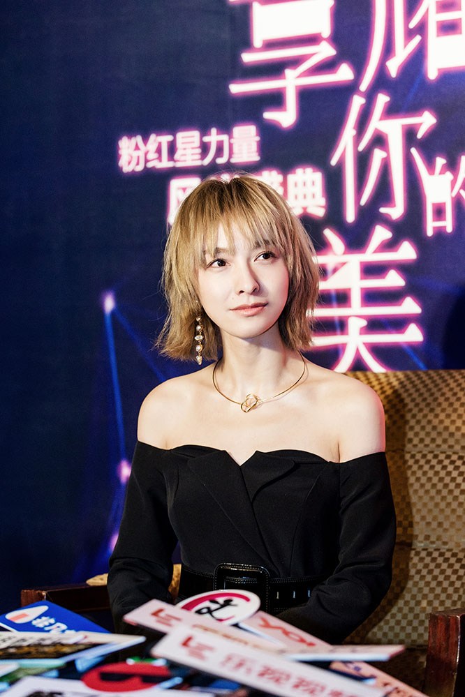 吴昕香肩亮相时尚盛典(2)