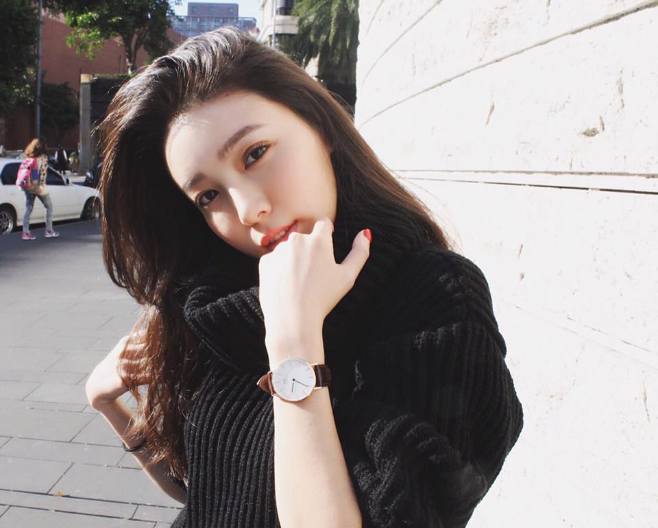邵岱儿好身材户外美腿时髦秀(5)