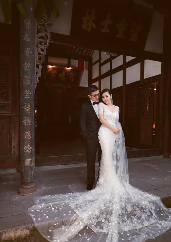 张靓颖冯轲婚纱照曝光吃串串香砌长城(2)