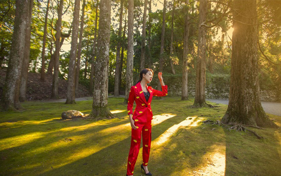 颜丹晨面色白皙姣好腰细腿长时尚写真曝光(5)