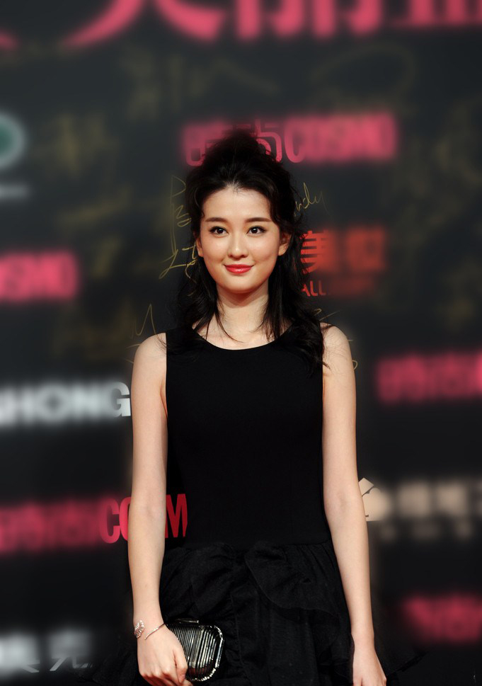 “乖乖女关关”乔欣烈焰红唇变身黑寡妇(2)