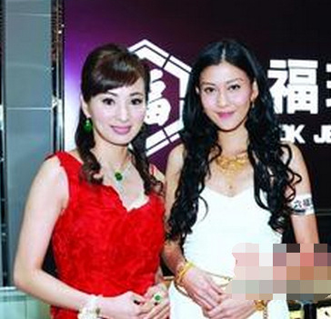 她是亚姐冠军，50岁发性感写真，51岁再婚嫁小20岁富二代(4)