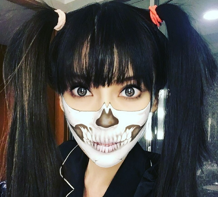 Angelababy晒万圣节妆容扎双马尾似哥特少女(2)