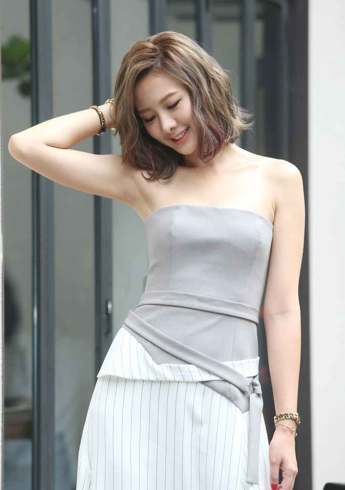 “宅男女神”安心亚频撩发挤乳沟显性感