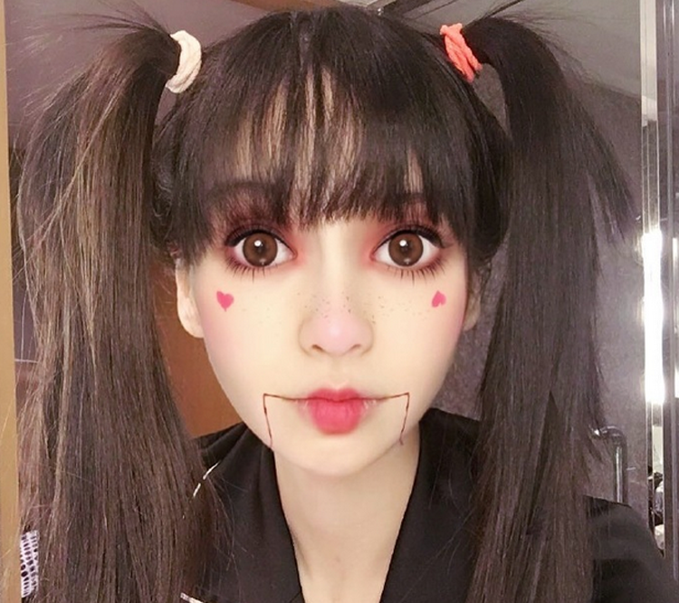 Angelababy晒万圣节妆容扎双马尾似哥特少女(3)