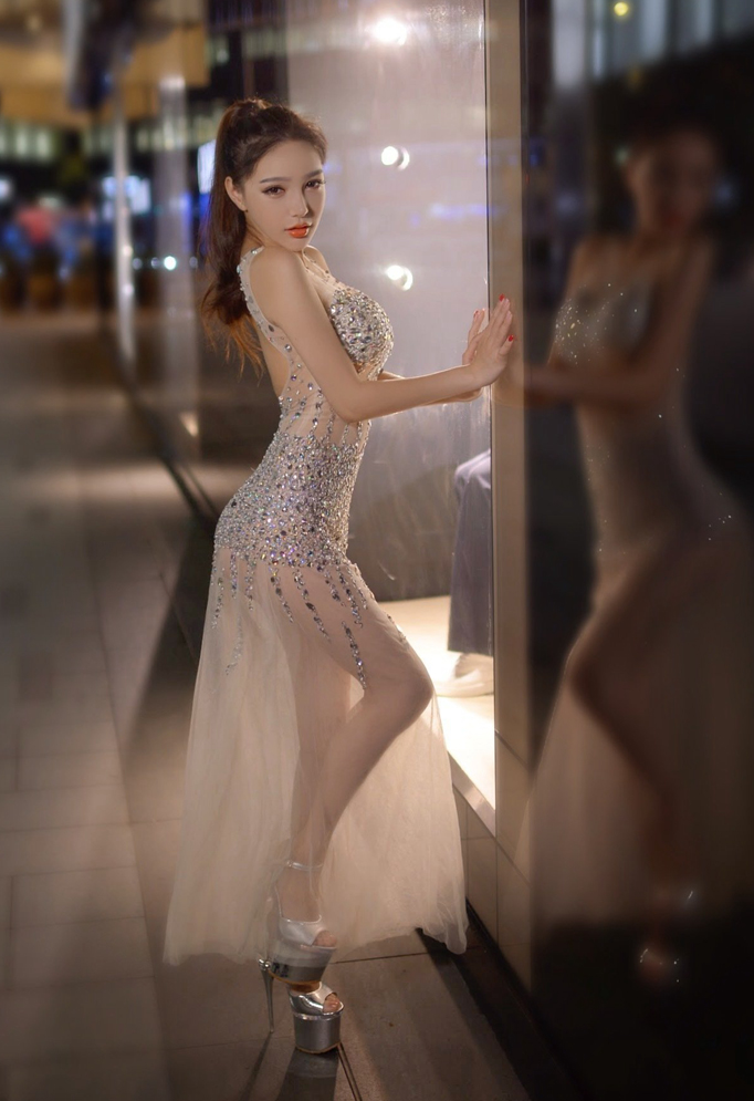 吴婕妤亮眼S型身材魅惑写真