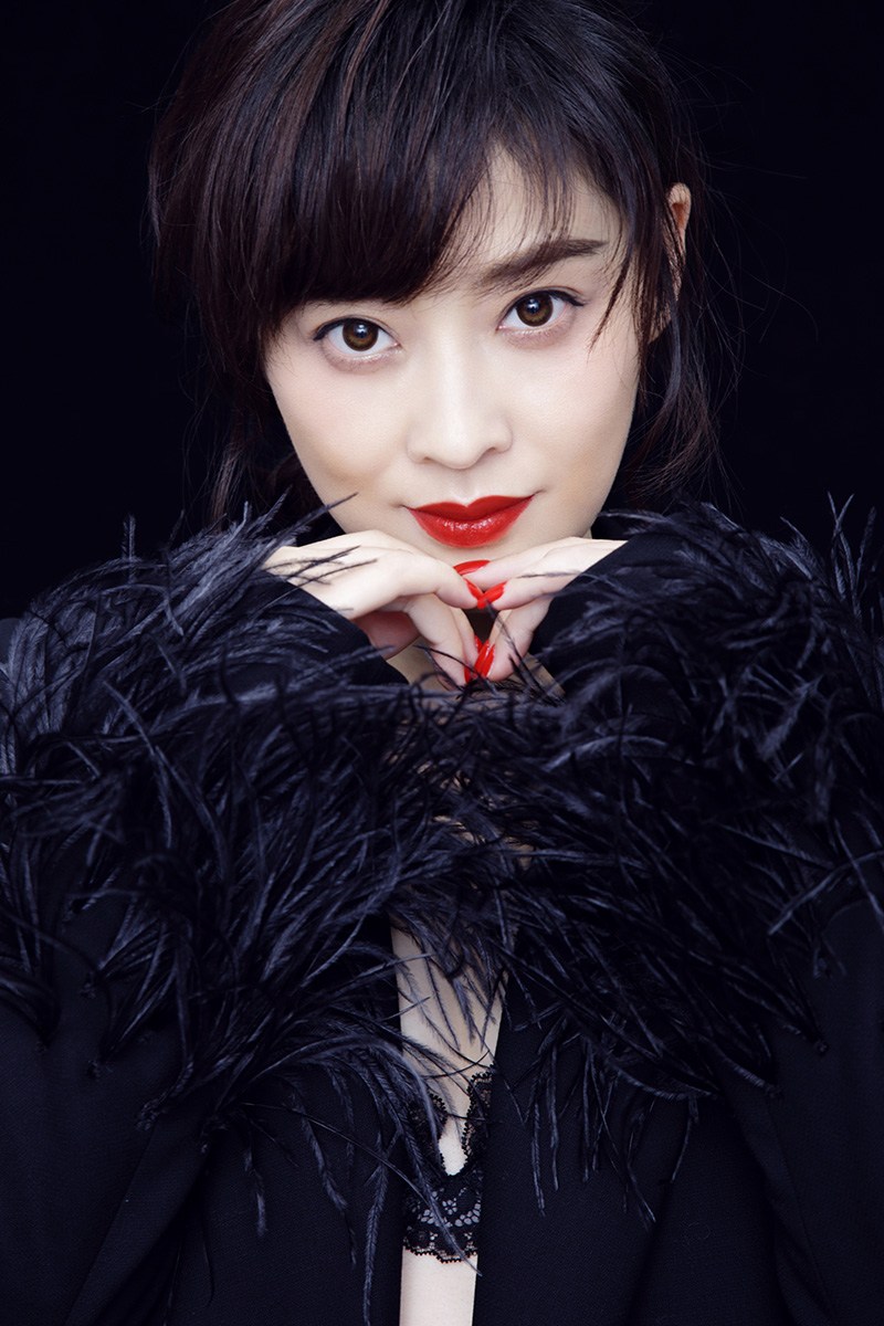梅婷新写真红唇酥胸显霸气(2)