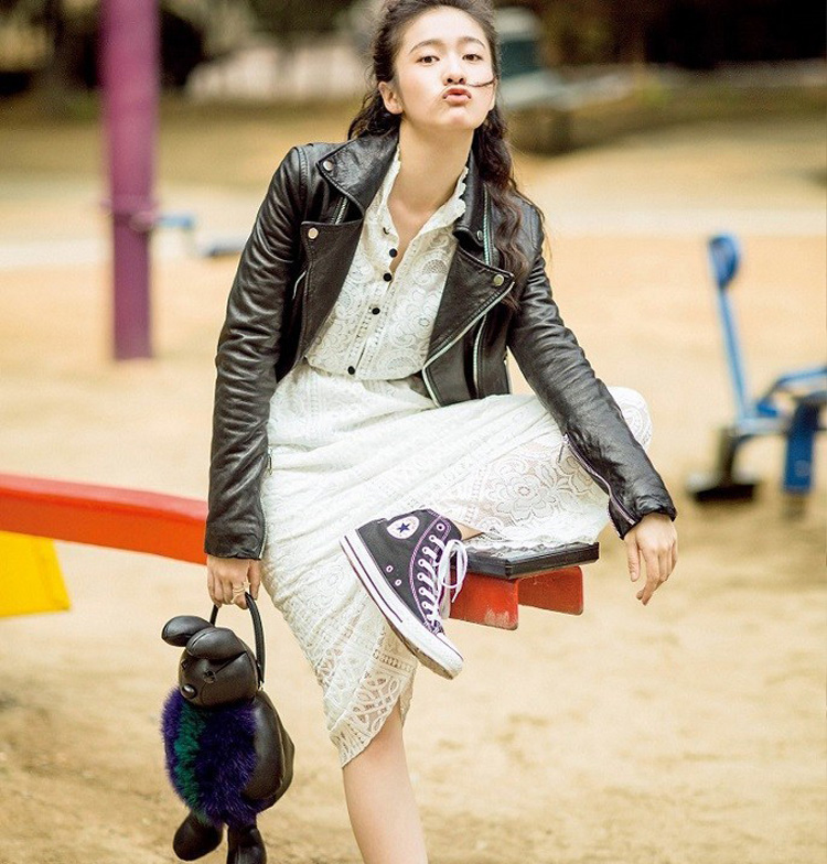 时尚小妞张雪迎拍画报露小细腰