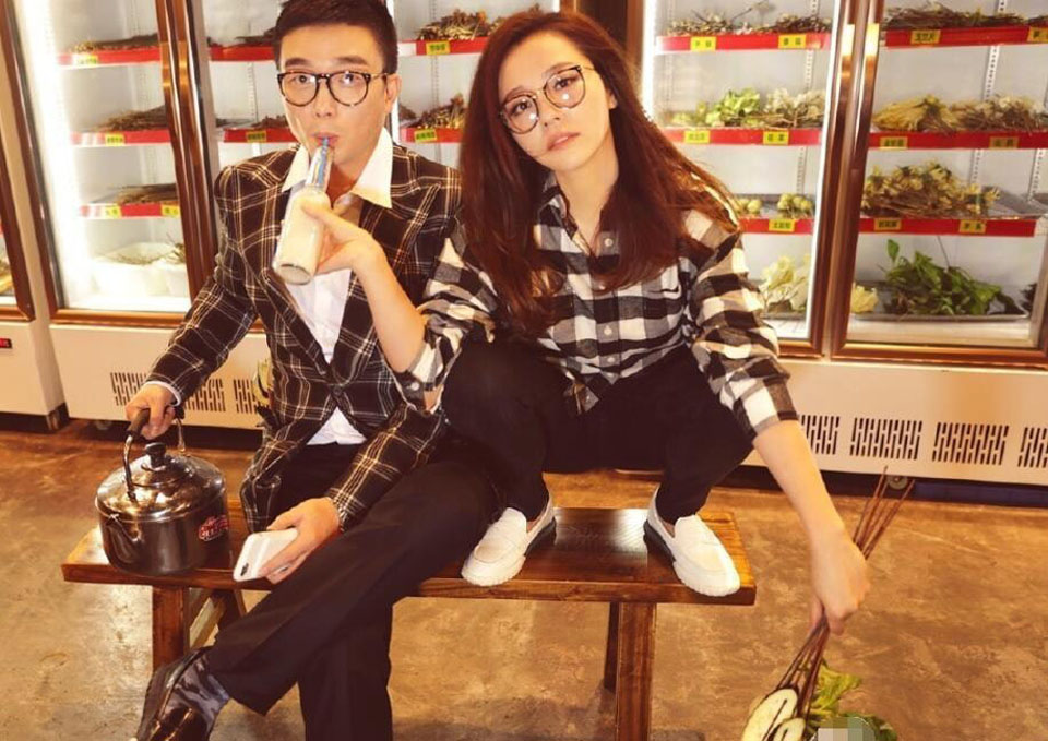 张靓颖冯轲婚纱照曝光吃串串香砌长城(4)