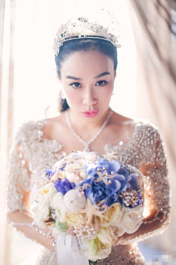 新娘子钟丽缇穿奢华婚纱秀钻戒