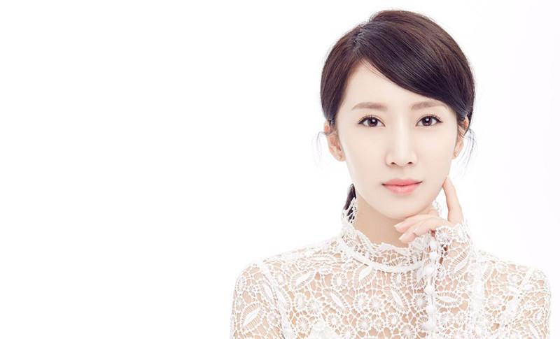 李念蕾丝演绎极致黑白写真曝光(3)