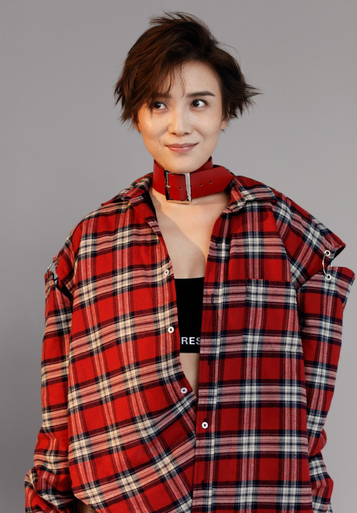 宋佳登封面尝试花样性感夸张演绎独特魅力(3)