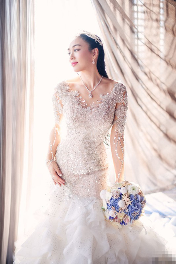 新娘子钟丽缇穿奢华婚纱秀钻戒(3)