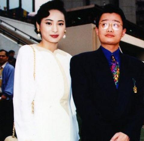 她是亚姐冠军，50岁发性感写真，51岁再婚嫁小20岁富二代(3)